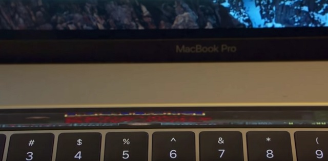 Doom uruchomiony na Touch Bar w MacBook Pro